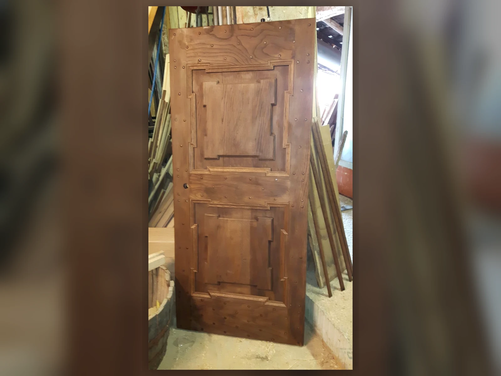 Porta antica in legno durante il primo restauro